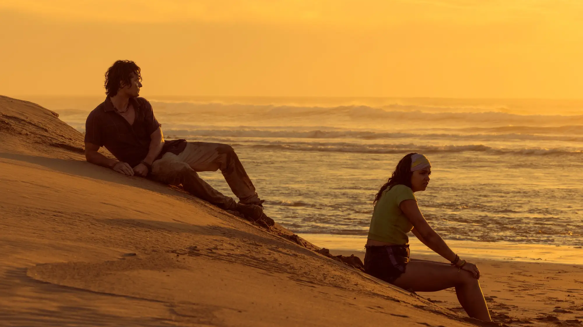Chase Stokes als John B, Madison Bailey als Kiara in Outer Banks, Staffel 5 | © JACKSON LEE DAVIS/NETFLIX