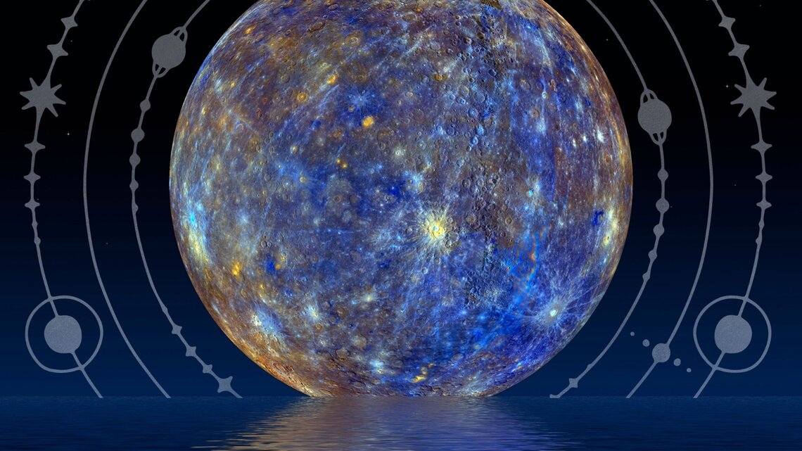 Der Planet Merkur geht scheinbar über einem stillen Meer unter und ist umgeben von Planetenringen. | © Dragan Valentin's Images und Julia Dreams via Canva.com [M]